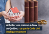 Acheter une maison à deux au Québec : ce que le Code civil implique vraiment Couple analysant un contrat immobilier devant une maison au Québec, illustrant les implications juridiques d’un achat à deux